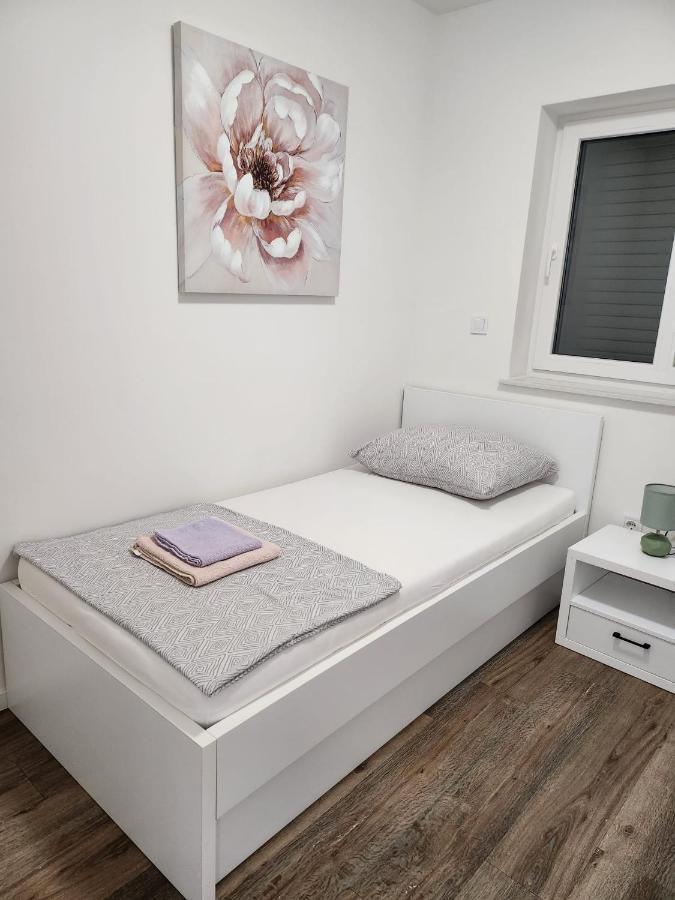 Apartmani M&L I M&J Malinska Eksteriør bilde